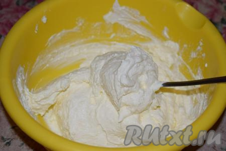 Добавляем щепотку соли и аккуратно перемешиваем массу. Посмотрите, какая плотная&nbsp;консистенция должна получиться.