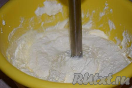 Перемешиваем массу до однородности при помощи блендера в течение 1-2 минут, долго смешивать не стоит, творог может стать жидковатым.