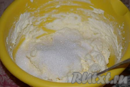 Важно! В самом конце&nbsp;замеса теста добавляем сахар и ванильный сахар - это одно из главных условий, чтобы тесто оставалось плотным и творог не начал выделять влагу.