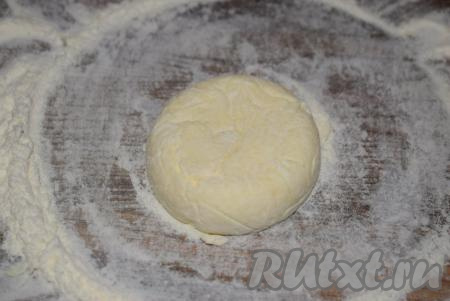 Снимаем стакан и слегка подравниваем сырник руками, приплюснув&nbsp;его. Вот какая красивая и аккуратная заготовка должна получиться. Таким образом формируем стаканом все сырники. Выход по данному рецепту, примерно, 15 штук, но, конечно же, количество зависит от диаметра и высоты сырников.