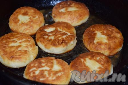 Затем переворачиваем на другую сторону и обжариваем ещё 4-5 минут (до румяности). В процессе жарки сырники можно накрыть крышкой.