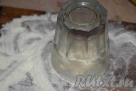 А сейчас расскажу, как можно с помощью стакана сформировать сырники практически идеально ровные. Накрываем комочек теста обычным гранёным стаканом и начинаем делать движения стаканом по кругу по&nbsp;припыленной мукой поверхности.&nbsp;Сырник, находящийся внутри стакана, от этих манипуляций станет круглым и ровным с нижней стороны.