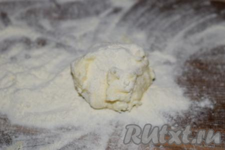 При помощи ложки набираем массу размером чуть больше, чем с грецкий орех и выкладываем на поверхность, обильно присыпанную мукой.