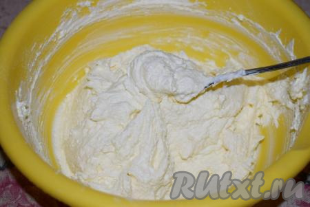 Перемешиваем творожное тесто, по консистенции оно получается нежным, воздушным, не очень плотным и липнущим к рукам.
