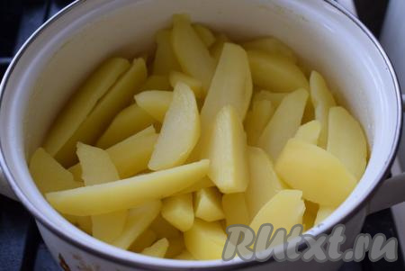 Затем сливаем с картофеля воду.