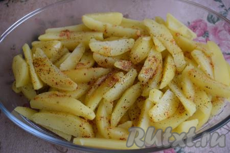 Картофель выкладываем в форму для запекания (у меня стеклянная форма объёмом 3,2 литра) и заливаем подготовленным ароматным маслом. Аккуратно перемешиваем, стараясь покрыть равномерно маслом все картофельные дольки.