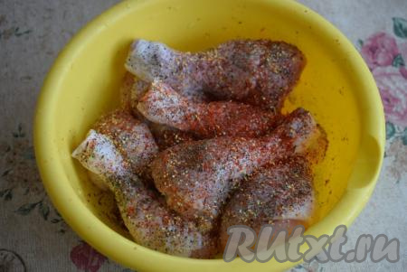 Куриные голени промоем под холодной водой и слегка обсушим, посолим и поперчим ножки по вкусу, добавим к ним любимые вами специи (у меня орегано, прованские травы,&nbsp;сушёный&nbsp;чеснок и паприка).