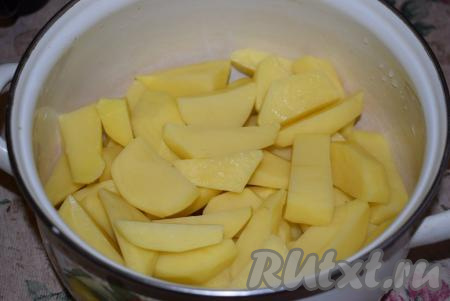 В это время очистим картофель&nbsp;и нарежем его на крупные дольки.