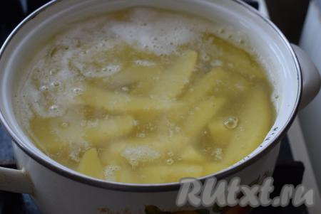 Зальём картофель кипящей водой и поставим&nbsp;кастрюлю на огонь. Добавляем соль по вкусу и варим картофель с момента закипания на умеренном огне, примерно, 10 минут (до полуготовности).