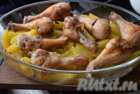 Запекаем картофель с куриными голенями при температуре 200 градусов, примерно, 1 час. Достаём форму из духовки и переворачиваем наши ножки на другую сторону. И отправляем форму в духовку ещё&nbsp;на 20-30 минут.