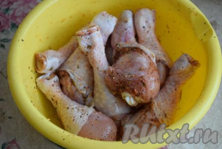 Сбрызнем голени 1 столовой ложкой&nbsp;растительного масла, тщательно перемешаем и оставим промариноваться на 20-30 минут.