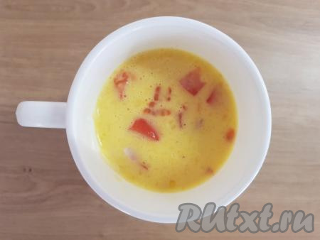 Вилкой тщательно перемешать все ингредиенты омлета.