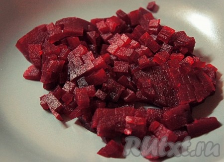 Свеклу очистить и нарезать мелким кубиком.