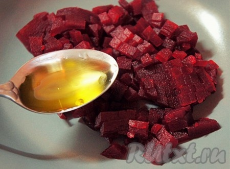 Добавить к нарезанной свекле масло и перемешать. Заправить салат можно и в самом конце, но я очень люблю, когда овощи в винегрете сильно не окрашиваются от свеклы, а сам салат получается нежно розового цвета, для этого нужно добавить масло именно на этом этапе приготовления салата.