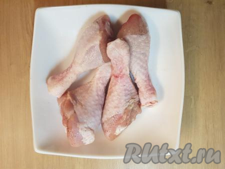 Сначала куриные ножки нужно промыть и обсушить бумажным полотенцем, затем выложить в миску. Далее посолить и поперчить ножки по вкусу.