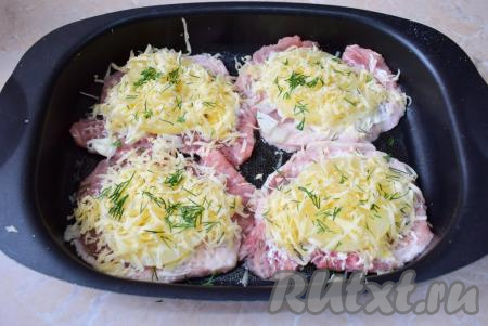 Посыпьте свиные отбивные натёртым сыром и небольшим количеством измельчённого укропа. Поставьте форму в духовку, предварительно разогретую до 180 градусов, на 25-30 минут (ориентируйтесь по своей духовке).