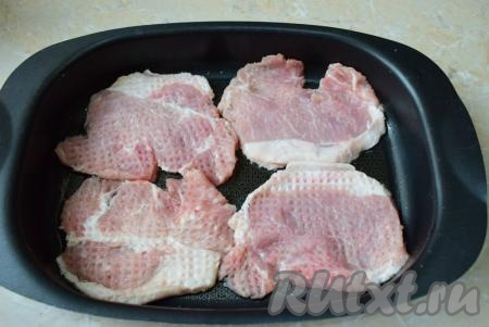 Для запекания возьмите жаропрочную форму и смажьте её немного растительным маслом. Выложите в форму кусочки отбитого мяса в один слой, немного посыпьте его солью и специями.