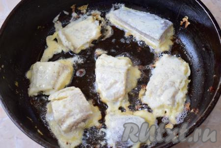 Обжаривайте филе трески в кляре с двух сторон до аппетитной, румяной корочки (примерно, по 3-4 минуты с каждой стороны) на среднем огне (большой огонь делать не надо, чтобы рыба успела прожариться внутри).