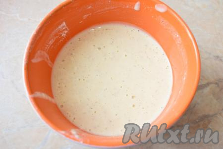 Кляр должен получиться в меру густым, напоминающим сметану средней густоты (если кляр будет слишком жидким, он будет стекать с кусочков трески). 