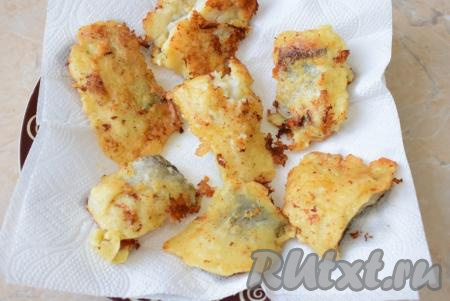 Жареную рыбку выкладывайте на бумажное полотенце (или бумажные салфетки), чтобы убрать лишнее масло.