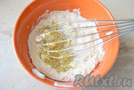 К смеси сметаны и яйца добавьте по вкусу специи (в качестве специй я использую готовый набор специй для рыбы) и соль, перемешайте. Постепенно добавляйте в яично-сметанную смесь муку и, перемешивая венчиком (или вилкой), замешивайте кляр.