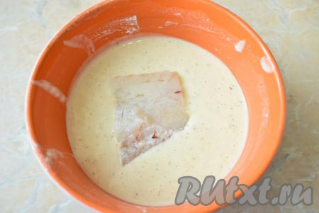 Каждый кусочек филе трески обмакните в получившейся кляр и сразу выкладывайте на сковороду, разогретую с небольшим количеством растительного масла.