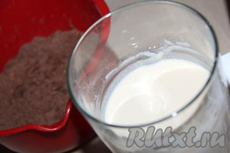 Пробить творожную массу погружным блендером до однородного состояния. Масса получится не очень густой.