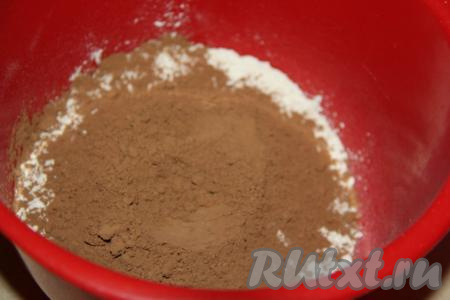 Прежде всего замесим тесто-крошку, для этого в миске нужно соединить муку, соль, разрыхлитель и какао.