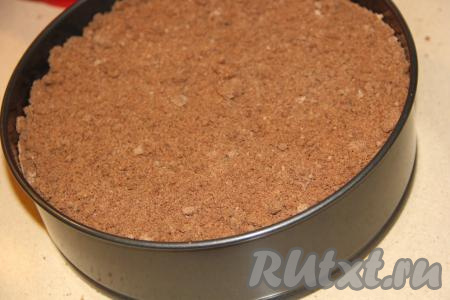 Поверх творожной массы аккуратно раскрошить оставшуюся крошку, равномерно покрывая творожную начинку.&nbsp;