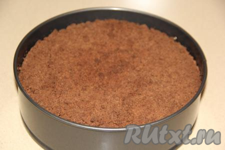 Выпекать шоколадную королевскую ватрушку в разогретой духовке при температуре 180-200 градусов, примерно, 45-50 минут. Готовую выпечку остудить в форме, а затем можно поставить на пару часов в холодильник.