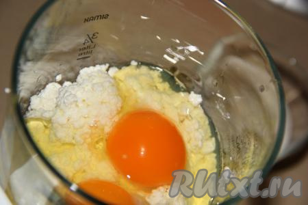 Добавить яйца.