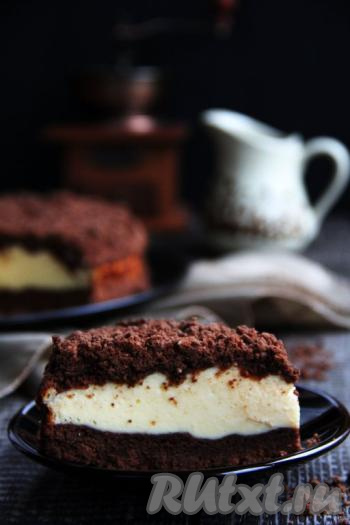 Вот такая аппетитная, вкусная, ароматная шоколадная королевская ватрушка с творогом получилась. Уверена, эта нежнейшая выпечка, приготовленная в духовке, понравится всей семье!