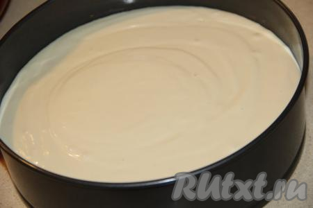 Выложить творожную массу в форму поверх шоколадной крошки.