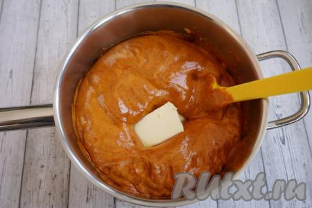 Снимаем кастрюлю с огня и добавляем 50 грамм сливочного масла. Тщательно перемешиваем, чтобы оно растаяло. Теперь сахарно-медовую массу нужно остудить до комнатной температуры.