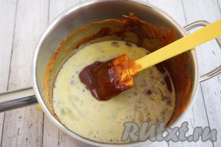 В остывшую сахарно-медовую массу добавляем яйца (будьте внимательны, если сахарно-медовая смесь слишком горячая, яйца просто свернутся, поэтому обязательно проконтролируйте температуру), тщательно перемешиваем тесто.