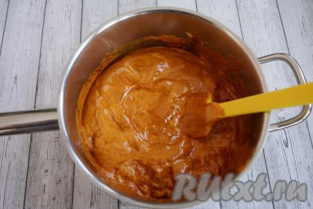 Наша цель - максимально растворить сахар. Сахарно-медовая масса вновь начинает пениться и становится объёмной. Увариваем массу, помешивая, 3-4 минуты. Если мёд изначально был жидким, возможно, придётся потратить на варку и 5 минут. Получается своего рода густая сахарно-медовая карамель.