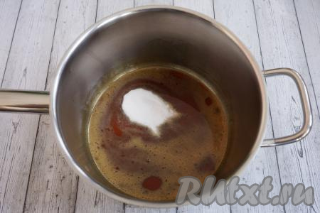 В горячий мёд высыпаем 1 чайную ложку&nbsp;соды и перемешиваем.