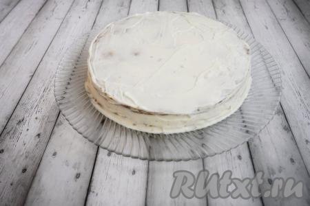 Теперь можно приступать к сборке медового торта. Торт&nbsp;я обычно собираю из 7 коржей, а 8-ой оставляю для украшения. Выкладываем первый корж на широкое блюдо для подачи и покрываем его сметанным кремом, сверху выкладываем ещё один корж и тоже покрываем кремом, таким образом выкладываем один на другой, хорошо промазывая кремом, все коржи. Последний 7-ой корж тоже покрываем кремом, бока торта тоже смазываем кремом.