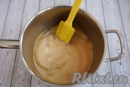 Мёд вступает в реакцию с содой, получается пышная, воздушная пенная масса.