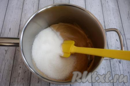 Теперь засыпаем 200 грамм сахара и добавляем 20 мл воды, вновь тщательно перемешиваем и отправляем смесь на небольшой огонь.