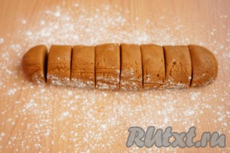 На поверхности, припылённой мукой, формируем из теста колбаску и делим её на 8 частей. Тут стоит оговориться. Я вырезала коржи для медового торта по тарелке диаметром 25 см и у меня получилось 7 коржей для торта и 1 корж пошёл на крошку для обсыпки. Если вы сделаете коржи диаметром 20 см, то из этого же количества продуктов получится 8-10 коржей (то есть торт будет меньшего диаметра, но выше). Если хотите и высокий, и большой по диаметру медовый торт, то стоит взять 1,5 нормы продуктов (или возможно даже 2). В общем, из кусочков теста формируем шарики. Кладём их на тарелку и отправляем в холодильник минут на 30. Не забудьте тарелку накрыть сверху пищевой плёнкой, чтобы тесто не заветрилось.