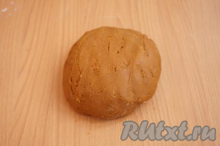 Готовое тесто для медового торта получается густым, мягким и слегка липким. Помните, в зависимости от влажности и качества муки, её&nbsp;может потребоваться чуть больше или чуть меньше. Ориентируйтесь в первую очередь на консистенцию самого теста.