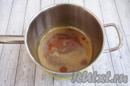 Для приготовления медового торта нам потребуется в первую очередь сам мёд. Я брала тёмный гречишный мёд, он обладает насыщенным вкусом, цветом и густой консистенцией. Липовый, думаю, тоже подойдёт. Главное - мёд не должен быть слишком жидким. Наливаем 100 грамм мёда в сотейник и ставим на средний огонь, прогреваем хорошенько, но не кипятим, снимаем с огня.