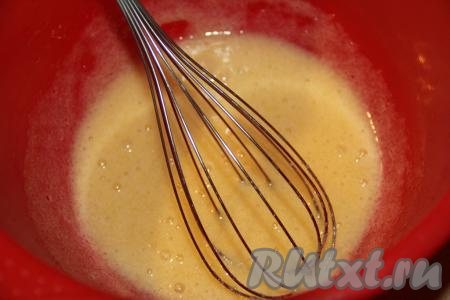 Перемешать массу венчиком.&nbsp;