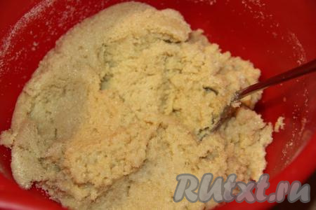 Через час манка набухнет и тесто станет густым, тягучим.