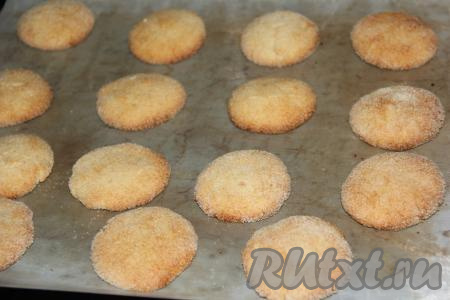 Выпекать печенье из манки в разогретой духовке при температуре 180 градусов минут 25 (до золотистого цвета).