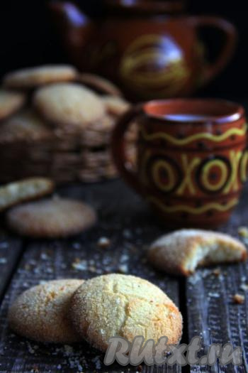 Нежнейшее печенье из манки подать в тёплом или холодном виде. Эта выпечка, приготовленная без добавления муки, получается очень вкусной, попробуйте!