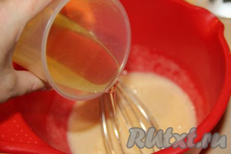 Затем влить растительное масло и снова перемешать массу.&nbsp;