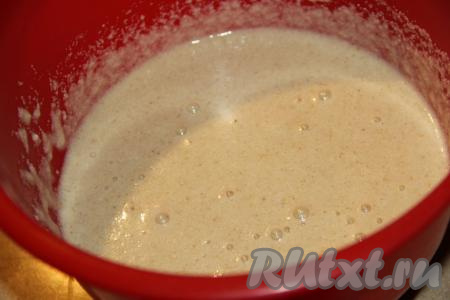 Перемешать тесто до однородного состояния и, накрыв миску полотенцем, оставить при комнатной температуре на 1 час.