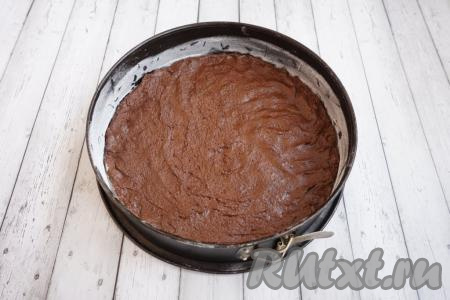 Дальше смазываем дно и бортики формы диаметром 28 см сливочным маслом, присыпаем мукой и выкладываем 1/5 часть теста, ставим в разогретую духовку и выпекаем при температуре 180 градусов до готовности (минут 10-15). Затем достаём из духовки, даём немного остыть, вынимаем из формы. Аналогично по очереди выпекаем и оставшиеся 3 коржа.